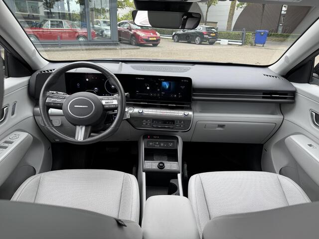 Hyundai Kona Electric Premium Sky 65.4 kWh VAN: 37.900,- VOOR: 35.770,- UW HERFSTVOORDEEL: 2.130,- EURO | NIEUW 51.500,-EURO! | ORIG. NL.| DEALER ONDERHOUDEN