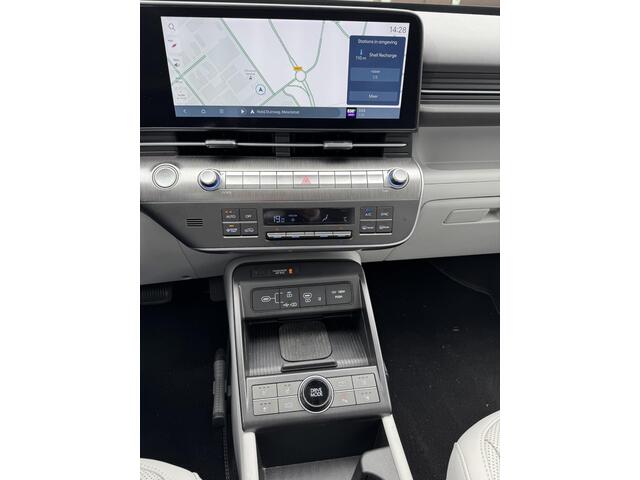 Hyundai Kona Electric Premium Sky 65.4 kWh VAN: 37.900,- VOOR: 35.770,- UW HERFSTVOORDEEL: 2.130,- EURO | NIEUW 51.500,-EURO! | ORIG. NL.| DEALER ONDERHOUDEN