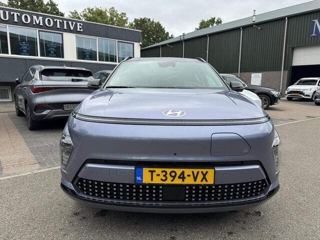 Hyundai Kona Electric Premium Sky 65.4 kWh VAN: 37.900,- VOOR: 35.770,- UW HERFSTVOORDEEL: 2.130,- EURO | NIEUW 51.500,-EURO! | ORIG. NL.| DEALER ONDERHOUDEN