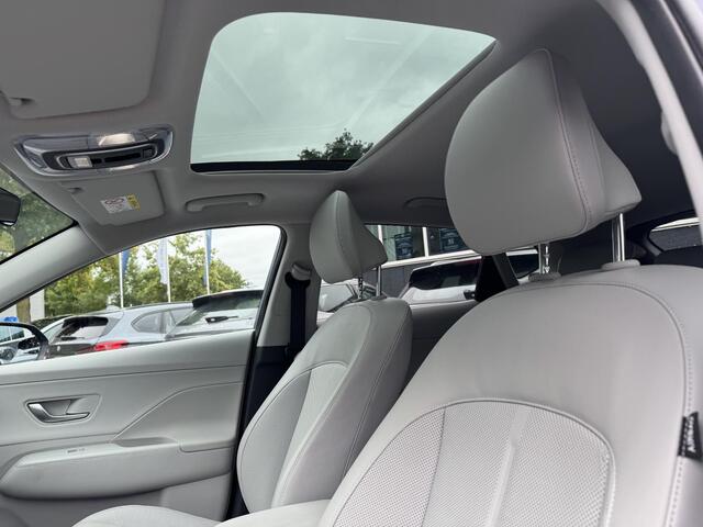 Hyundai Kona Electric Premium Sky 65.4 kWh VAN: 37.900,- VOOR: 35.770,- UW HERFSTVOORDEEL: 2.130,- EURO | NIEUW 51.500,-EURO! | ORIG. NL.| DEALER ONDERHOUDEN