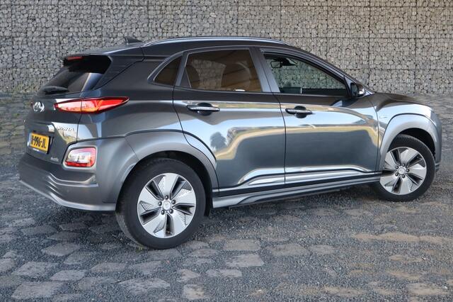 Hyundai Kona EV Premium 64 kWh | Geen import | Leer | Head Up Display | Warmt