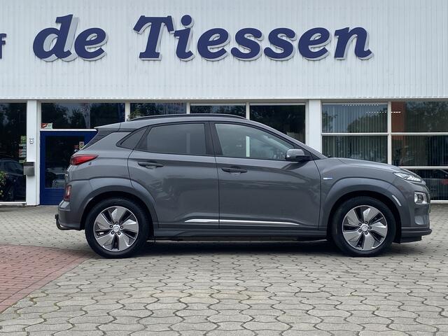 Hyundai Kona EV Premium 64 kWh 204PK SOH 100%, Trekhaak, Head up, Rijklaar met beurt & garantie!