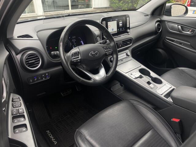 Hyundai Kona EV Premium 64 kWh 204PK SOH 100%, Trekhaak, Head up, Rijklaar met beurt & garantie!