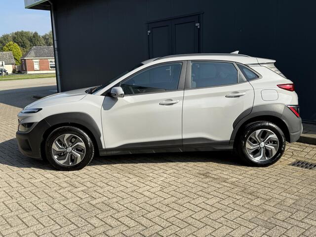Hyundai Kona 1.6 GDI HEV Comfort Automaat / Dealer onderhouden / Trekhaak 1.300 kg / Navigatie via Apple Carplay Android / 16" Lichtmetalen wielen /