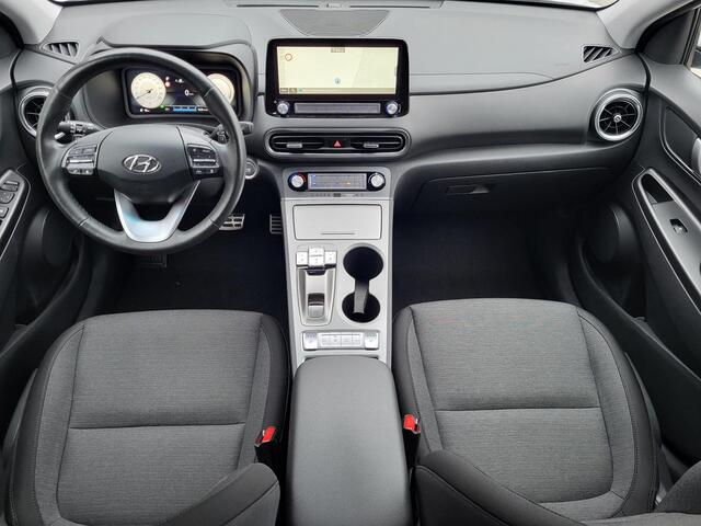 Hyundai Kona EV Comfort Smart 64 kWh / 3 fase laden CCS Snelladen / WLTP bereik 484 km / Dealer onderhouden / All season banden / Apple Carplay / Android Auto / Navigatie / Camera / Kreil audio / DAB / Stuur-, en voorstoelverwarming