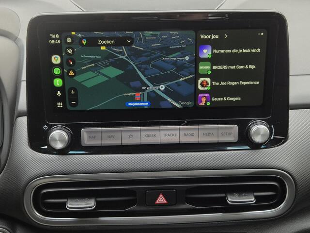 Hyundai Kona EV Business 64 kWh Automaat / Apple Carplay Android Auto / Allseason banden / Stuur-, en Stoelverwarming / WLTP bereik 484 km stad bereik 660 km / Achteruitrijcamera / Keyless Entry/Start /
