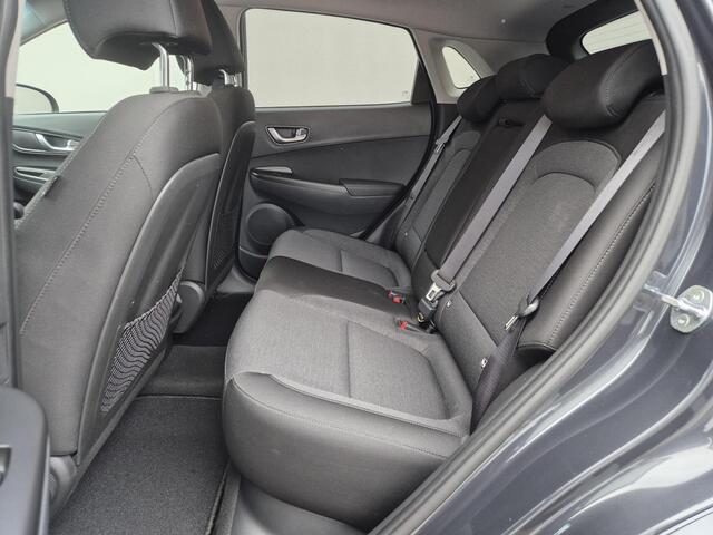 Hyundai Kona EV Business 64 kWh Automaat / Apple Carplay Android Auto / Allseason banden / Stuur-, en Stoelverwarming / WLTP bereik 484 km stad bereik 660 km / Achteruitrijcamera / Keyless Entry/Start /