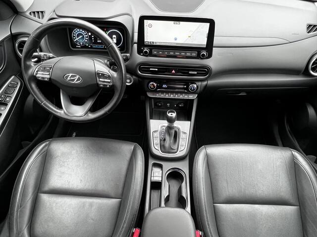 Hyundai Kona 1.6 GDI HEV Premium / 1.300 kg Afn. trekhaak / Dealer onderhouden / HUD / Adapt. CC / Stuur- en stoelverwarming / Stoelventilatie / Navigatie / Achteruitrijcamera / Apple Carplay Android / 18" LM wielen /