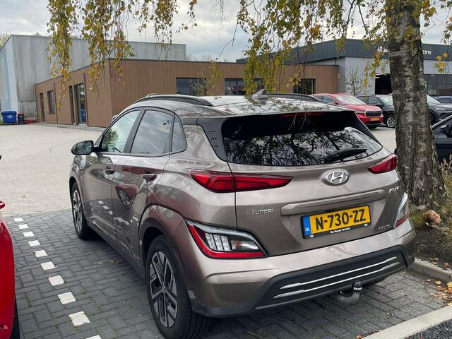 Hyundai Kona EV Fashion 64 kWh 204 Pk | Trekhaak | LED | Head-up | Carplay | Adaptive Cruise | Climate Control | Navigatiesysteem | Camera | 17 Inch