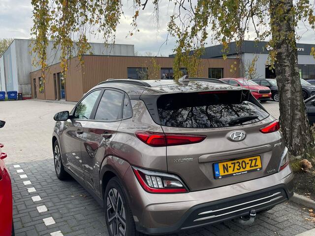 Hyundai Kona EV Fashion 64 kWh 204 Pk | Trekhaak | LED | Head-up | Carplay | Adaptive Cruise | Climate Control | Navigatiesysteem | Camera | 17 Inch