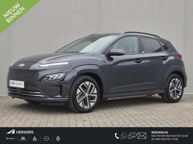 Hyundai Kona EV Comfort Smart 64 kWh Automaat / Accu SOH 98% / Dealer onderhouden / WLTP bereik 484 km bereik stad 660 km / Fabrieksgarantie tot 08-2026 / Stuur-, en Stoel verwarming / Achteruitrijcamera / Apple Carplay Android Auto / Warmtepomp /