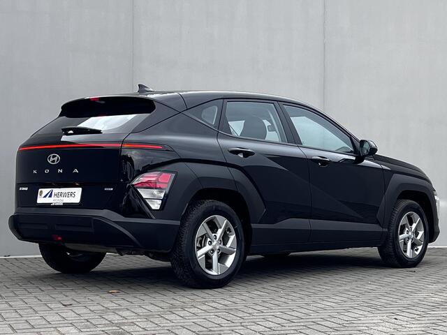Hyundai Kona 1.6 GDI HEV Comfort Automaat / Fabrieksgarantie tot 09-2028 / Dealer onderhouden / Navigatie / DAB / Climate Control / Ski-luik / All Season banden op 16" LM wielen /
