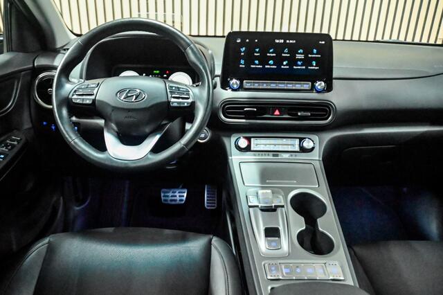 Hyundai Kona 64 kWH | PREMIUM SKY | PANO | WARMTEPOMP | STOELVERWARMING | STU