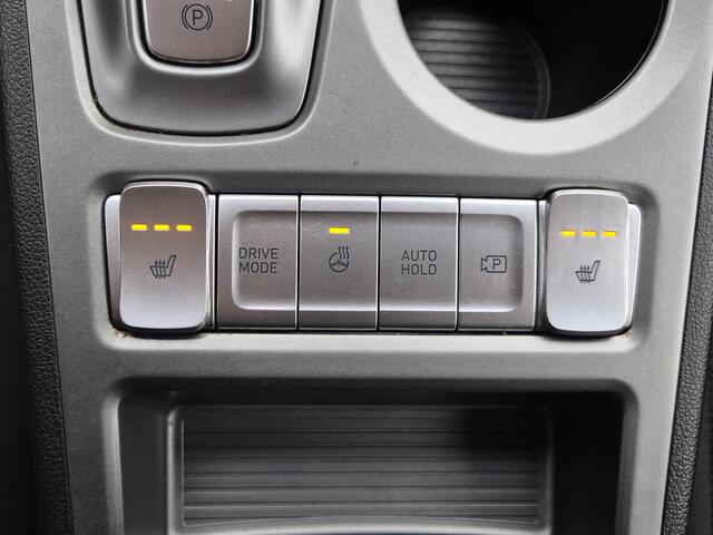 Hyundai Kona EV Fashion 64 kWh Automaat / Accu SOH 100% / Fabrieksgarantie tot 09-2026 / Dealer onderhouden / Head Up Display HUD / WLTP bereik 484 km bereik stad 660 km / Stuur en Stoel verwarming / Warmtepomp / Adaptief CC /
