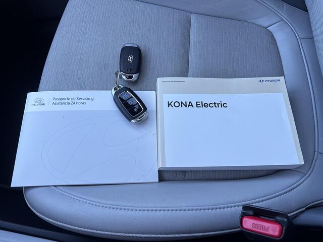 Hyundai Kona EV Fashion 64 kWh Automaat / Dealer onderhouden / Accu SoH 100% / HUD / Navigatie / Achteruitrijcamera / Apple Carplay Android / 17" LM wielen / Winterwielen tegen meerprijs ¤ 499 /