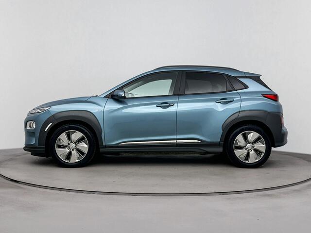 Hyundai Kona EV Fashion 64 kWh | Stoelverwarming | Parkeersensoren achter | Soh 96% | Navigatie |