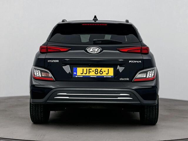 Hyundai Kona EV Fashion 64 kWh | Apple Carplay/Android Auto | Parkeer sensoren voor en achter | Elektrisch verstelbare bestuurdersstoel | Warmte pomp | Soh 97,5% |