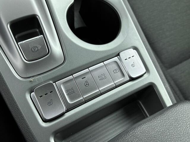 Hyundai Kona EV Fashion 64 kWh | Apple Carplay/Android Auto | Parkeer sensoren voor en achter | Elektrisch verstelbare bestuurdersstoel | Warmte pomp | Soh 97,5% |