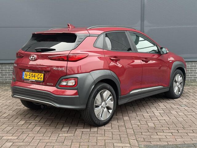 Hyundai Kona EV Fashion Design 64 kWh / Eerste Eigenaar / Dealer Onderhouden / Trekhaak / SOH 100% / Head-Up Display / Adaptive Cruise / Stoel Verwarming / Achteruitrij Camera / Keyless /