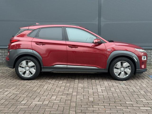 Hyundai Kona EV Fashion Design 64 kWh / Eerste Eigenaar / Dealer Onderhouden / Trekhaak / SOH 100% / Head-Up Display / Adaptive Cruise / Stoel Verwarming / Achteruitrij Camera / Keyless /