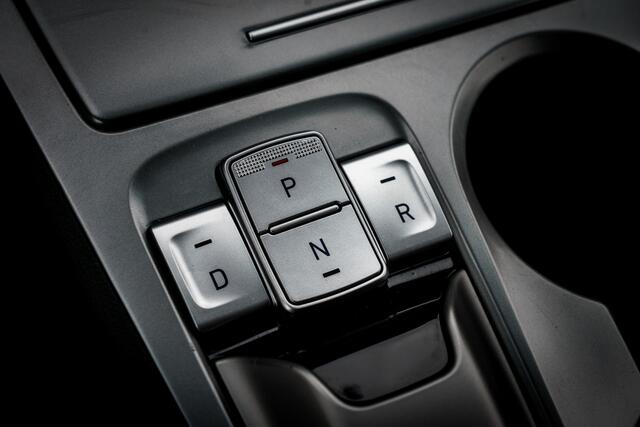 Hyundai Kona EV Premium 64 kWh | Leer | Clima | Navi | Camera | | Two-Tone lak | Navigatie | PDC V/A | Stoel / stuur verwarming |