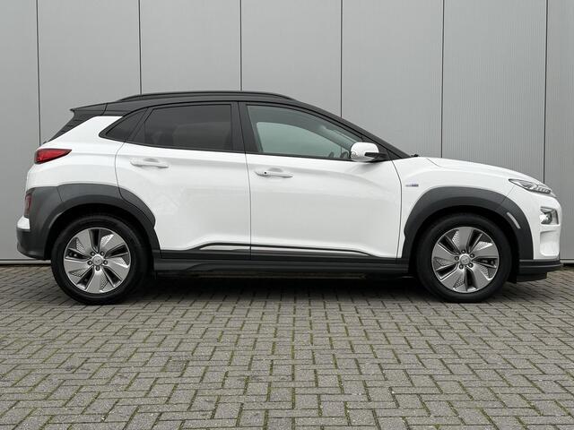 Hyundai Kona EV Premium 64 kWh / NL Auto / Zwart Leder / Stoelverkoeling / Stoelverwarming Voor + Achter / Stuurverwarming / KRELL Audio /