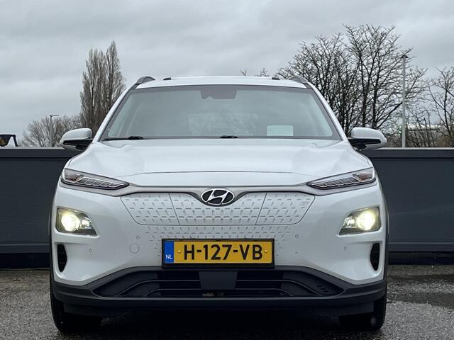 Hyundai Kona EV Premium 64 kWh | 3-Fase OBC | Schuifkanteldak | Lederen bekleding | Long Range Accu | Volledig dealer onderhouden | Allseason banden |