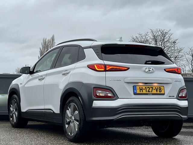 Hyundai Kona EV Premium 64 kWh | 3-Fase OBC | Schuifkanteldak | Lederen bekleding | Long Range Accu | Volledig dealer onderhouden | Allseason banden |