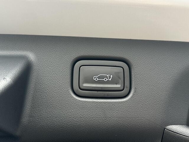 Hyundai Kona 1.6 GDI HEV Premium Sky VAN: 44.300,- VOOR: 35.877,- UW EINDEJAARSVOORDEEL: 8.413,- euro NIEUWE AUTO MET REGISTRATIE | VOLLE AUTO!