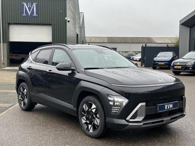 Hyundai Kona 1.6 GDI HEV Premium Sky VAN: 44.300,- VOOR: 35.877,- UW EINDEJAARSVOORDEEL: 8.413,- euro FULL HYBRID | NIEUWE AUTO MET REGISTRATIE | VOLLE AUTO! | FABR GARANTIE T/M 12-2029