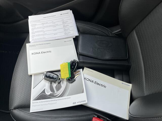 Hyundai Kona EV Limited 64 kWh / Trekhaak / Cruise control adaptief met Stop&Go en stuurhulp / Achterbank verwarmd /