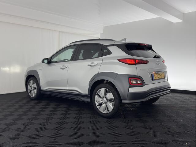 Hyundai Kona EV Fashion 64 kWh (3-Fase) {SOH-100%} (INCL-BTW) Aut * HEATPUMP | NAVI-FULLMAP | LEATHER-FABRIC | KEYLESS | CAMERA | DAB | ECC | PDC | ADAPTIVE-CRUISE | LANE-ASSIST | HEATED SEATS | PRIVACY-GLASS | HEAD-UP | SHIFT-PADDLES | 17"A