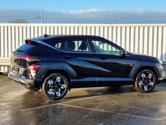 Hyundai Kona 1.6 GDI HEV Comfort Smart / ¤ 3000,- Voordeel Op Nieuwprijs / Rijklaarprijs / Direct Leverbaar / Navigatie / 18" LMV / Adaptieve Cruise Control / Parkeersensoren voor en achter /