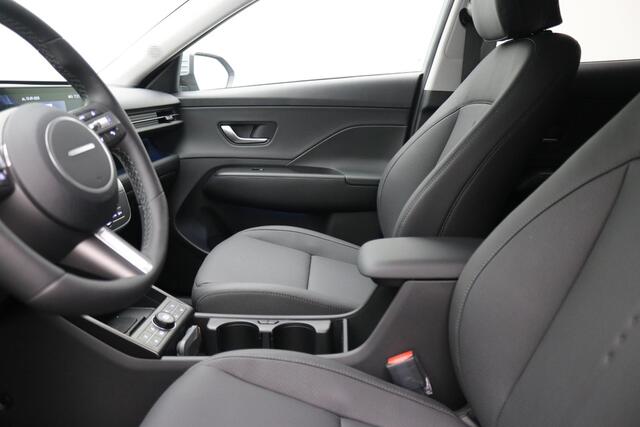 Hyundai Kona 1.6 GDI HEV Premium / ¤ 3.000,- Voordeel Op Nieuwprijs / Rijklaarprijs / Direct Leverbaar /Modeljaar 2026 / Navigatie / 18" LMV / Adaptieve Cruise Control / Parkeersensoren voor en achter / Stoelverkoeling / Stuurverwarming /