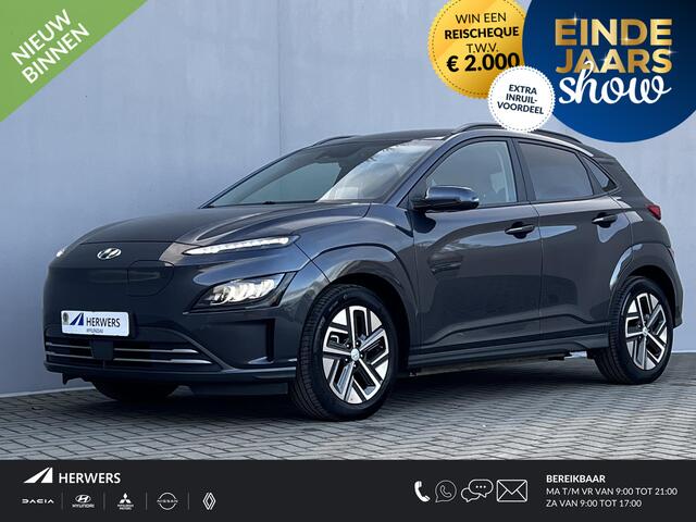 Hyundai Kona EV Fashion 64 kWh / Fabrieksgarantie tot 12-2027 / Accu SoH 100% / Warmtepomp Navigatie / Stuur- en stoelverwarming / Dode hoek detectie / Apple Carplay Android / 17" LM wielen /