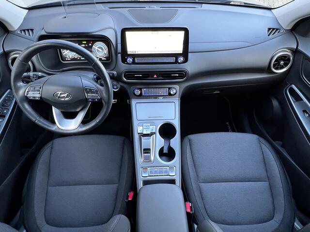 Hyundai Kona EV Fashion 64 kWh / Fabrieksgarantie tot 12-2027 / Accu SoH 100% / Warmtepomp Navigatie / Stuur- en stoelverwarming / Dode hoek detectie / Apple Carplay Android / 17" LM wielen /