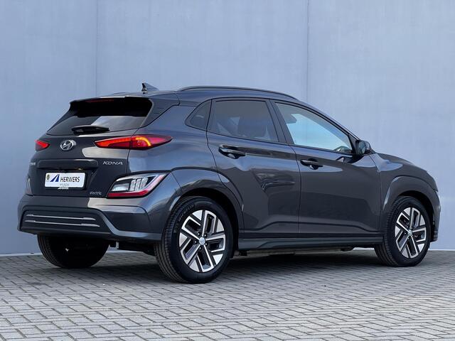 Hyundai Kona EV Fashion 64 kWh / Fabrieksgarantie tot 12-2027 / Accu SoH 100% / Warmtepomp Navigatie / Stuur- en stoelverwarming / Dode hoek detectie / Apple Carplay Android / 17" LM wielen /
