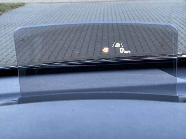 Hyundai Kona EV Fashion 64 kWh / Fabrieksgarantie tot 12-2027 / Accu SoH 100% / Warmtepomp Navigatie / Stuur- en stoelverwarming / Dode hoek detectie / Apple Carplay Android / 17" LM wielen /