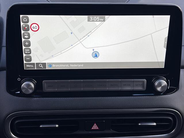 Hyundai Kona EV Fashion 64 kWh / Fabrieksgarantie tot 12-2027 / Accu SoH 100% / Warmtepomp Navigatie / Stuur- en stoelverwarming / Dode hoek detectie / Apple Carplay Android / 17" LM wielen /