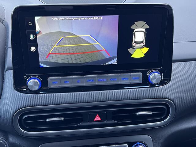 Hyundai Kona EV Fashion 64 kWh / Fabrieksgarantie tot 12-2027 / Accu SoH 100% / Warmtepomp Navigatie / Stuur- en stoelverwarming / Dode hoek detectie / Apple Carplay Android / 17" LM wielen /