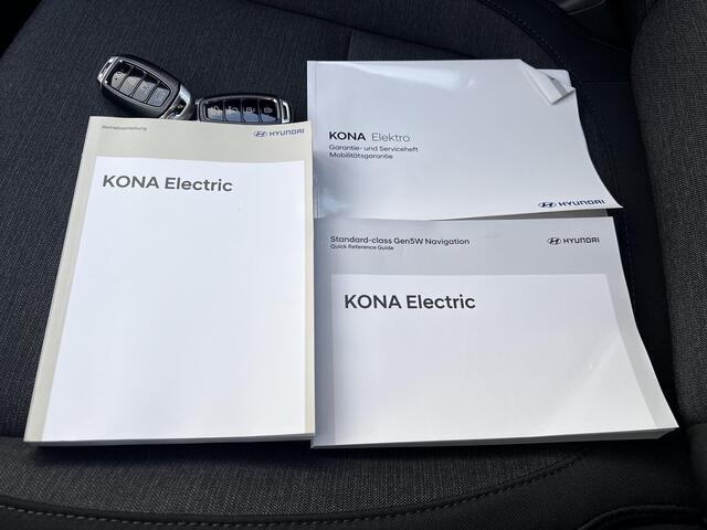 Hyundai Kona EV Fashion 64 kWh / Fabrieksgarantie tot 12-2027 / Accu SoH 100% / Warmtepomp Navigatie / Stuur- en stoelverwarming / Dode hoek detectie / Apple Carplay Android / 17" LM wielen /