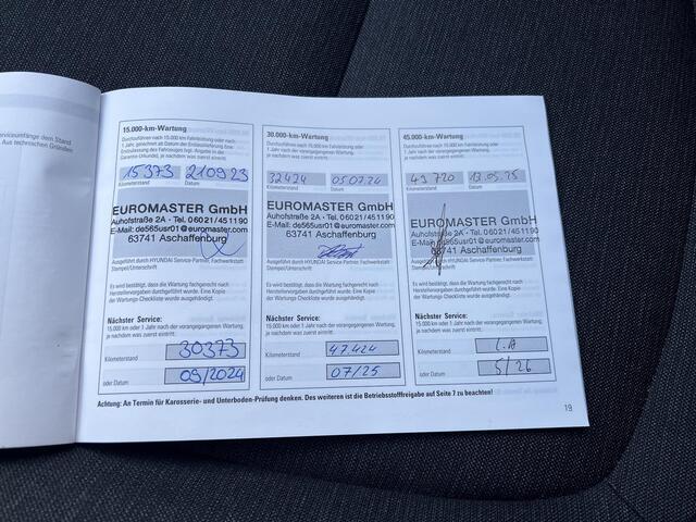 Hyundai Kona EV Fashion 64 kWh / Fabrieksgarantie tot 12-2027 / Accu SoH 100% / Warmtepomp Navigatie / Stuur- en stoelverwarming / Dode hoek detectie / Apple Carplay Android / 17" LM wielen /