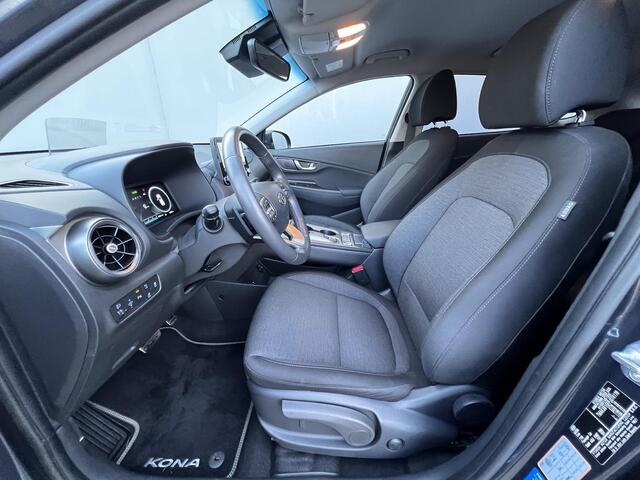 Hyundai Kona EV Fashion 64 kWh / Fabrieksgarantie tot 12-2027 / Accu SoH 100% / Warmtepomp Navigatie / Stuur- en stoelverwarming / Dode hoek detectie / Apple Carplay Android / 17" LM wielen /