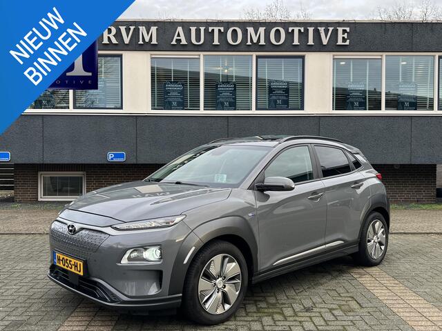Hyundai Kona EV Premium 64 kWh SKY|VAN: ¤20.900,- VOOR: ¤18.877,- UW EINDEJAARSVOORDEEL: ¤2.023,-| 3-FASE| STOEL + STUURVERWARMING| STOEL VENTILATIE| AFN. TREKHAAK| DODE HOEK | CAMERA| HEAD-UP DISPLAY| PANO|