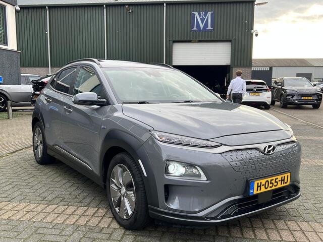 Hyundai Kona EV Premium 64 kWh SKY|VAN: ¤20.900,- VOOR: ¤18.877,- UW EINDEJAARSVOORDEEL: ¤2.023,-| 3-FASE| STOEL + STUURVERWARMING| STOEL VENTILATIE| AFN. TREKHAAK| DODE HOEK | CAMERA| HEAD-UP DISPLAY| PANO|
