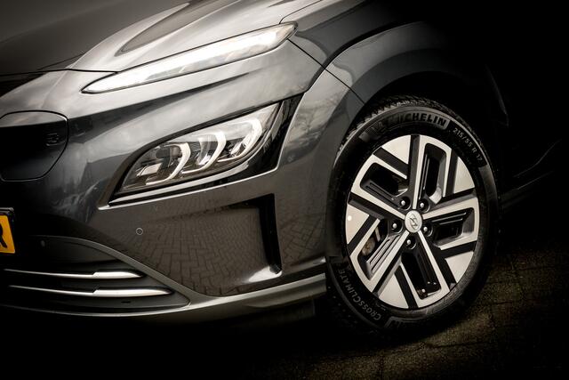 Hyundai Kona EV Fashion 64 kWh I Schuifdak I Facelift I 3 Fase I Full Map Navi I LED I Camera