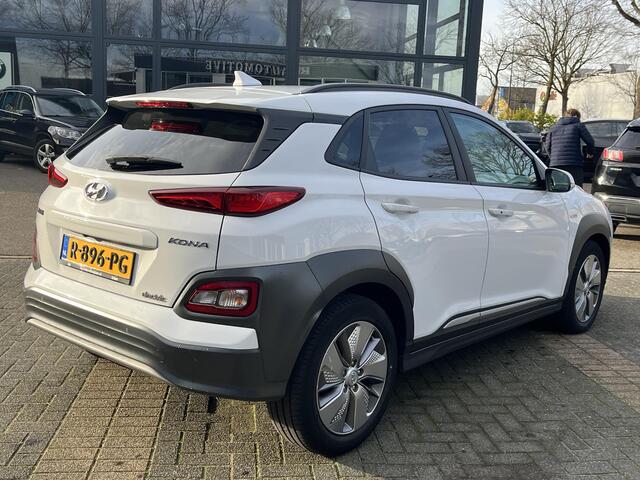 Hyundai Kona EV Premium Sky 64 kWh VAN: ¤20.900,- VOOR: ¤19.440,- UW EINDEJAARSVOORDEEL: ¤2.023,-PANORAMA DAK | 3-FASE | LEDER | STOEL VERWARM, VENTILATIE | CAMERA | RIJKLAAR INCL. 12 MND BOVAG GARANTIE