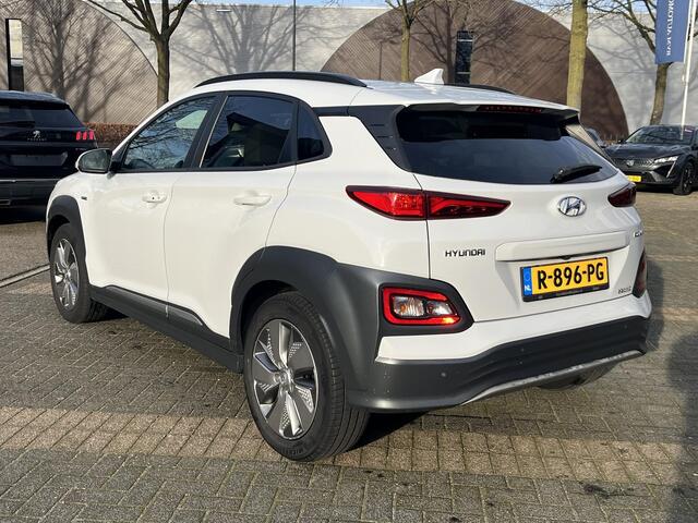 Hyundai Kona EV Premium Sky 64 kWh VAN: ¤20.900,- VOOR: ¤19.440,- UW EINDEJAARSVOORDEEL: ¤2.023,-PANORAMA DAK | 3-FASE | LEDER | STOEL VERWARM, VENTILATIE | CAMERA | RIJKLAAR INCL. 12 MND BOVAG GARANTIE