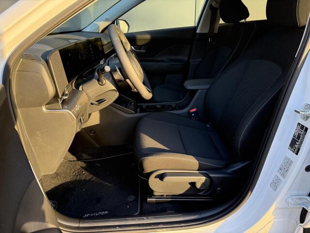 Hyundai Kona Electric Comfort Smart 65.4 kWh / Warmtepomp / Stuur- & Stoelverwarming / Navigatie / Apple Carplay & Android Auto / Vehicle-to-Load (V2L) / Blind-spot Collision Assist / 19" Lichtmetalen Velgen