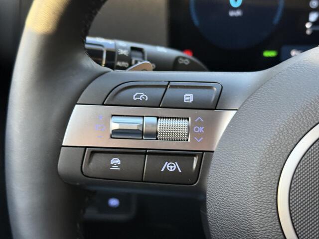 Hyundai Kona Electric Comfort Smart 65.4 kWh / Warmtepomp / Stuur- & Stoelverwarming / Navigatie / Apple Carplay & Android Auto / Vehicle-to-Load (V2L) / Blind-spot Collision Assist / 19" Lichtmetalen Velgen